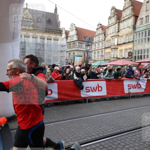 05.10.2025 - 20. swb-Marathon Bremen Yannick Fuchs http://msf.ph/oto/9266450 05.10.2025 10:51:40 Ziel 9252, 10321, 10584, 10918, 10928, 11177 meine-sportfotos.de