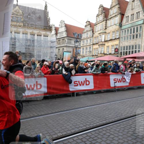 05.10.2025 - 20. swb-Marathon Bremen Yannick Fuchs http://msf.ph/oto/9266460 05.10.2025 10:51:40 Ziel 9252, 10321, 10584, 10918, 10928, 11177 meine-sportfotos.de
