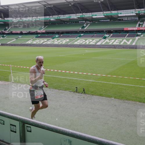 05.10.2025 - 20. swb-Marathon Bremen Michael Burmester http://msf.ph/oto/9266462 05.10.2025 12:27:17 Laufen im Stadion 303, 758, 942, 1571, 1687, 1700, 1969, 2175, 7, 942, 1155 meine-sportfotos.de