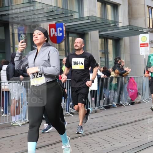 05.10.2025 - 20. swb-Marathon Bremen Strokosch-Dieckow http://msf.ph/oto/9266464 05.10.2025 11:05:20 Ziel 7654, 7777, 9210, 9335, 9419, 9423, 9752, 9907, 10025, 10158, 10197, 10289, 10426, 10437, 10511, 10529, 10542, 10619, 10769, 10843, 10844, 10999, 11164, 11455, 11604, 11676, 11681, 7654, 7777, 9210, 9335, 9419, 9423, 9752, 9907, 10025, 10158, 10197, 10289, 10426, 10437, 10511, 10529, 10542, 10619, 10769, 10843, 10844, 10999, 11164, 11455, 11604, 11676, 11681 meine-sportfotos.de