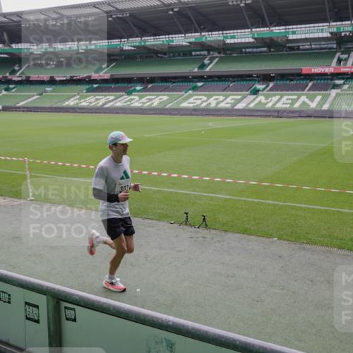 05.10.2025 - 20. swb-Marathon Bremen Michael Burmester http://msf.ph/oto/9266484 05.10.2025 12:27:21 Laufen im Stadion 303, 758, 1571, 1687, 1700, 1969, 2175, 942 meine-sportfotos.de