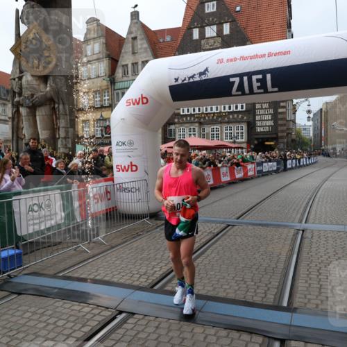 05.10.2025 - 20. swb-Marathon Bremen Yannick Fuchs http://msf.ph/oto/9266489 05.10.2025 12:08:53 Ziel 408 meine-sportfotos.de