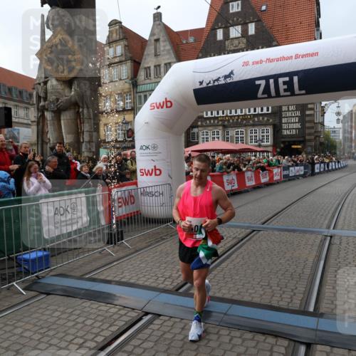 05.10.2025 - 20. swb-Marathon Bremen Yannick Fuchs http://msf.ph/oto/9266495 05.10.2025 12:08:54 Ziel 408 meine-sportfotos.de
