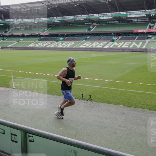 05.10.2025 - 20. swb-Marathon Bremen Michael Burmester http://msf.ph/oto/9266505 05.10.2025 12:27:23 Laufen im Stadion 303, 758, 1334, 1571, 1687, 1700, 1969, 2175, 942 meine-sportfotos.de