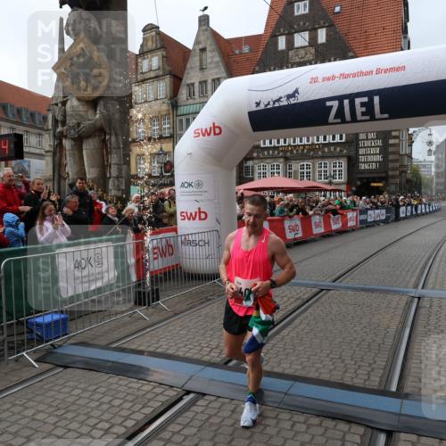 05.10.2025 - 20. swb-Marathon Bremen Yannick Fuchs http://msf.ph/oto/9266506 05.10.2025 12:08:54 Ziel 408 meine-sportfotos.de