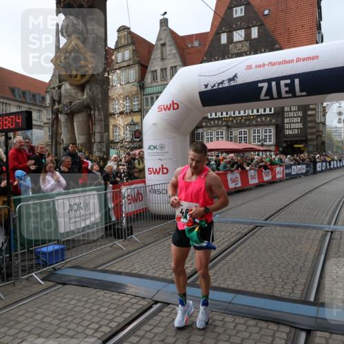 05.10.2025 - 20. swb-Marathon Bremen Yannick Fuchs http://msf.ph/oto/9266518 05.10.2025 12:08:54 Ziel 408 meine-sportfotos.de