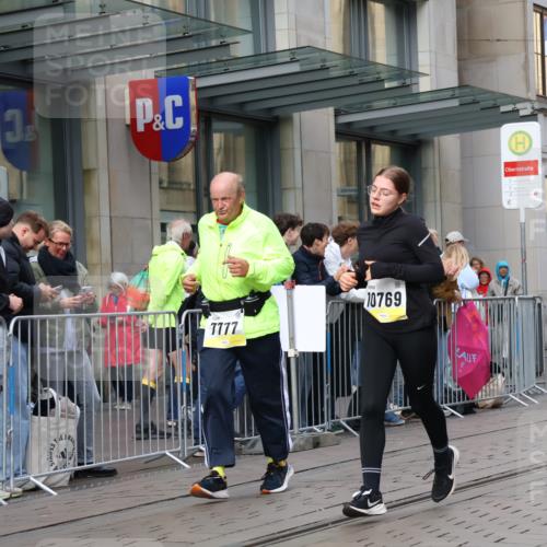 05.10.2025 - 20. swb-Marathon Bremen Strokosch-Dieckow http://msf.ph/oto/9266541 05.10.2025 11:05:23 Ziel 7654, 7777, 9210, 9335, 9419, 9423, 9752, 9907, 10025, 10197, 10426, 10437, 10529, 10542, 10619, 10769, 10843, 10844, 10999, 11164, 11455, 11604, 11676, 11681, 7654, 7777, 9210, 9335, 9419, 9423, 9752, 9907, 10025, 10197, 10426, 10437, 10529, 10542, 10619, 10769, 10843, 10844, 10999, 11164, 11455, 11604, 11676, 11681 meine-sportfotos.de