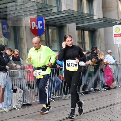05.10.2025 - 20. swb-Marathon Bremen Strokosch-Dieckow http://msf.ph/oto/9266551 05.10.2025 11:05:24 Ziel 7654, 7777, 9210, 9335, 9419, 9423, 9752, 9907, 10197, 10426, 10437, 10529, 10619, 10769, 10843, 10844, 10999, 11164, 11455, 11604, 11676, 11681, 7654, 7777, 9210, 9335, 9419, 9423, 9752, 9907, 10197, 10426, 10437, 10529, 10619, 10769, 10843, 10844, 10999, 11164, 11455, 11604, 11676, 11681 meine-sportfotos.de