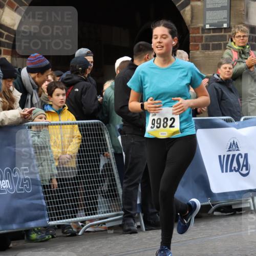 05.10.2025 - 20. swb-Marathon Bremen Strokosch-Dieckow http://msf.ph/oto/9266555 05.10.2025 11:08:35 Ziel 7069, 7706, 9481, 9982, 10134, 10212, 10787, 10859, 10998, 11028, 11073, 11076, 11242 meine-sportfotos.de