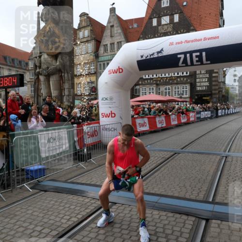 05.10.2025 - 20. swb-Marathon Bremen Yannick Fuchs http://msf.ph/oto/9266560 05.10.2025 12:08:54 Ziel 408 meine-sportfotos.de