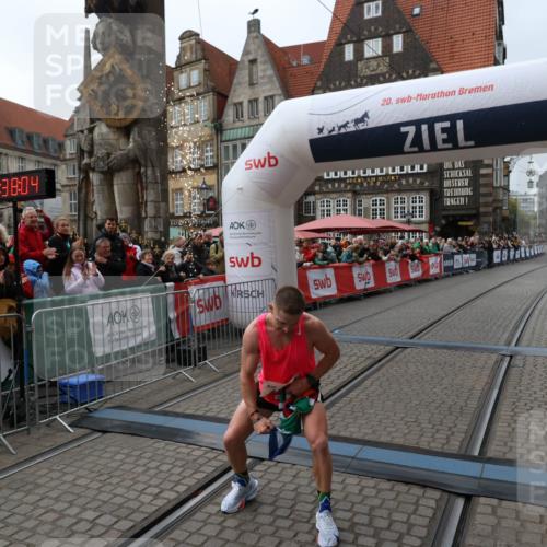 05.10.2025 - 20. swb-Marathon Bremen Yannick Fuchs http://msf.ph/oto/9266567 05.10.2025 12:08:54 Ziel 408 meine-sportfotos.de