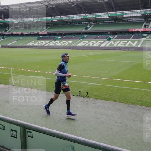 05.10.2025 - 20. swb-Marathon Bremen Michael Burmester http://msf.ph/oto/9266569 05.10.2025 12:27:44 Laufen im Stadion 258, 303, 593, 758, 1303, 1334, 1668, 1687, 2175, 1571, 1700, 1969 meine-sportfotos.de