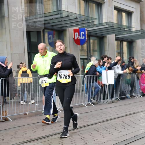 05.10.2025 - 20. swb-Marathon Bremen Strokosch-Dieckow http://msf.ph/oto/9266577 05.10.2025 11:05:24 Ziel 7654, 7777, 9210, 9335, 9419, 9423, 9752, 9907, 10197, 10426, 10437, 10529, 10619, 10769, 10843, 10844, 10999, 11164, 11455, 11604, 11676, 11681, 7654, 7777, 9210, 9335, 9419, 9423, 9752, 9907, 10197, 10426, 10437, 10529, 10619, 10769, 10843, 10844, 10999, 11164, 11455, 11604, 11676, 11681 meine-sportfotos.de
