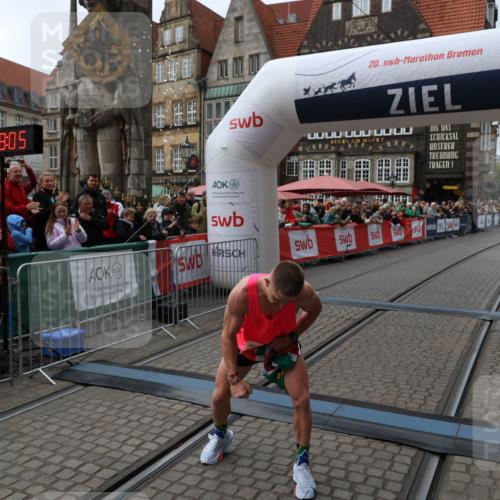 05.10.2025 - 20. swb-Marathon Bremen Yannick Fuchs http://msf.ph/oto/9266586 05.10.2025 12:08:54 Ziel 408 meine-sportfotos.de