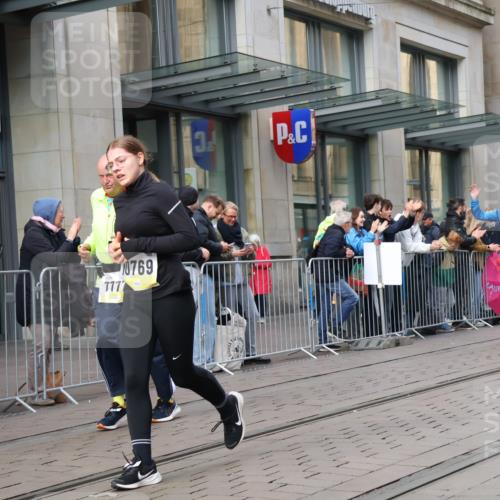 05.10.2025 - 20. swb-Marathon Bremen Strokosch-Dieckow http://msf.ph/oto/9266591 05.10.2025 11:05:25 Ziel 7654, 7777, 9210, 9335, 9419, 9423, 9907, 10197, 10426, 10437, 10529, 10619, 10769, 10843, 10844, 10999, 11164, 11455, 11604, 11681, 7654, 7777, 9210, 9335, 9419, 9423, 9907, 10197, 10426, 10437, 10529, 10619, 10769, 10843, 10844, 10999, 11164, 11455, 11604, 11681 meine-sportfotos.de