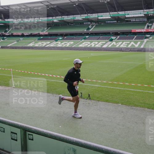 05.10.2025 - 20. swb-Marathon Bremen Michael Burmester http://msf.ph/oto/9266616 05.10.2025 12:27:50 Laufen im Stadion 258, 303, 593, 758, 1249, 1303, 1334, 1668, 1687, 2175, 1571, 1700, 1969 meine-sportfotos.de