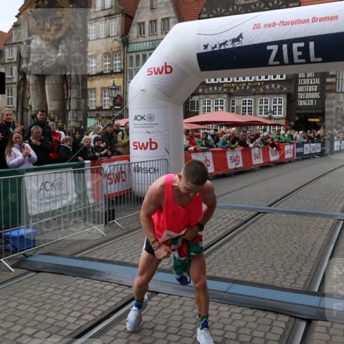 05.10.2025 - 20. swb-Marathon Bremen Yannick Fuchs http://msf.ph/oto/9266622 05.10.2025 12:08:55 Ziel 408 meine-sportfotos.de