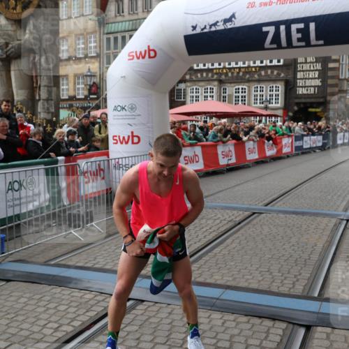 05.10.2025 - 20. swb-Marathon Bremen Yannick Fuchs http://msf.ph/oto/9266633 05.10.2025 12:08:55 Ziel 408 meine-sportfotos.de