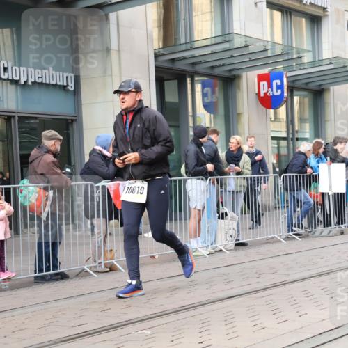 05.10.2025 - 20. swb-Marathon Bremen Strokosch-Dieckow http://msf.ph/oto/9266646 05.10.2025 11:05:30 Ziel 7777, 9335, 9355, 9423, 9907, 9931, 10095, 10197, 10529, 10587, 10597, 10619, 10769, 10843, 10844, 10999, 11134, 11425, 11455, 11468, 11604, 7777, 9335, 9355, 9423, 9907, 9931, 10095, 10197, 10529, 10587, 10597, 10619, 10769, 10843, 10844, 10999, 11134, 11425, 11455, 11468, 11604 meine-sportfotos.de