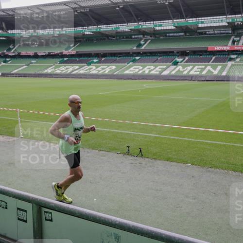 05.10.2025 - 20. swb-Marathon Bremen Michael Burmester http://msf.ph/oto/9266659 05.10.2025 12:28:02 Laufen im Stadion 258, 303, 593, 758, 1249, 1303, 1334, 1668, 1687, 2175 meine-sportfotos.de