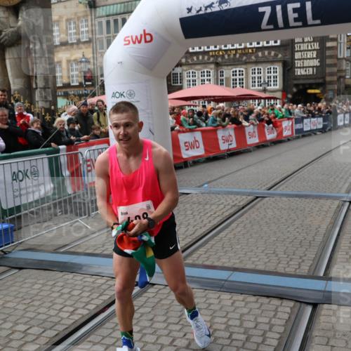 05.10.2025 - 20. swb-Marathon Bremen Yannick Fuchs http://msf.ph/oto/9266665 05.10.2025 12:08:55 Ziel 408 meine-sportfotos.de