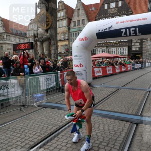 05.10.2025 - 20. swb-Marathon Bremen Yannick Fuchs http://msf.ph/oto/9266686 05.10.2025 12:08:55 Ziel 408 meine-sportfotos.de