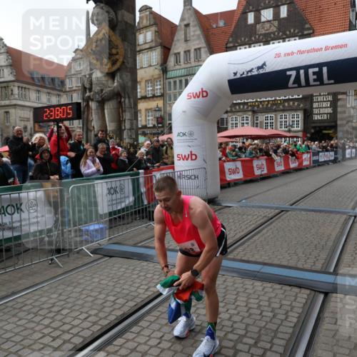 05.10.2025 - 20. swb-Marathon Bremen Yannick Fuchs http://msf.ph/oto/9266696 05.10.2025 12:08:55 Ziel 408 meine-sportfotos.de