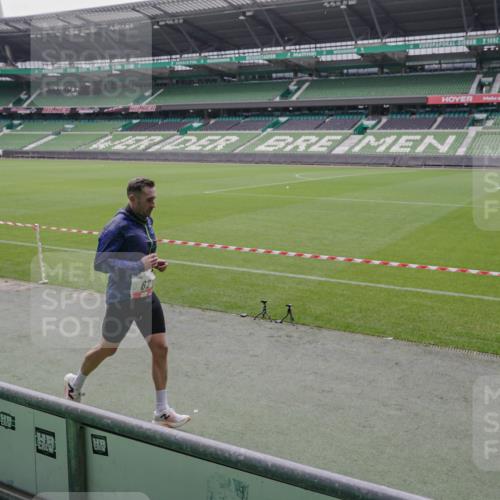 05.10.2025 - 20. swb-Marathon Bremen Michael Burmester http://msf.ph/oto/9266699 05.10.2025 12:28:32 Laufen im Stadion 62, 258, 593, 733, 940, 1249, 1668, 2179, 258, 1303, 1334 meine-sportfotos.de