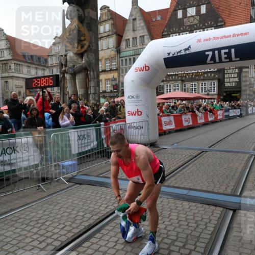 05.10.2025 - 20. swb-Marathon Bremen Yannick Fuchs http://msf.ph/oto/9266703 05.10.2025 12:08:55 Ziel 408 meine-sportfotos.de