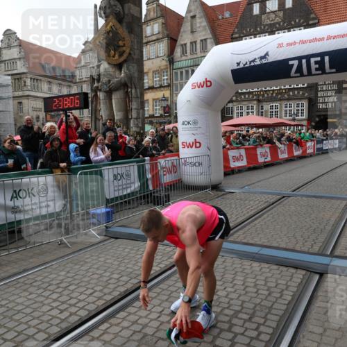 05.10.2025 - 20. swb-Marathon Bremen Yannick Fuchs http://msf.ph/oto/9266716 05.10.2025 12:08:56 Ziel 408 meine-sportfotos.de