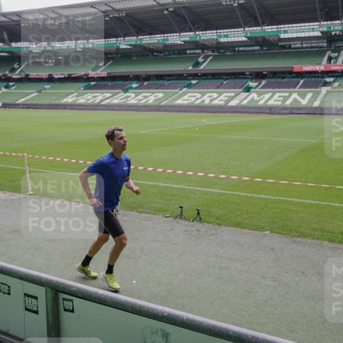 05.10.2025 - 20. swb-Marathon Bremen Michael Burmester http://msf.ph/oto/9266721 05.10.2025 12:28:42 Laufen im Stadion 62, 733, 940, 1249, 1668, 1688, 2179, 258, 593, 1303, 1334 meine-sportfotos.de