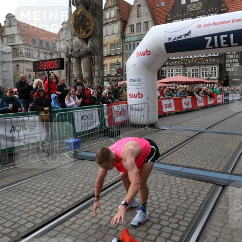 05.10.2025 - 20. swb-Marathon Bremen Yannick Fuchs http://msf.ph/oto/9266734 05.10.2025 12:08:56 Ziel 408 meine-sportfotos.de