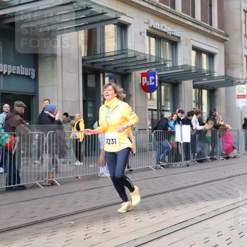 05.10.2025 - 20. swb-Marathon Bremen Strokosch-Dieckow http://msf.ph/oto/9266736 05.10.2025 11:05:34 Ziel 7777, 9335, 9355, 9423, 9907, 9931, 10081, 10095, 10100, 10101, 10197, 10529, 10587, 10597, 10619, 10769, 11134, 11425, 11455, 11468, 11525, 11604, 7777, 9335, 9355, 9423, 9907, 9931, 10081, 10095, 10100, 10101, 10197, 10529, 10587, 10597, 10619, 10769, 11134, 11425, 11455, 11468, 11604 meine-sportfotos.de
