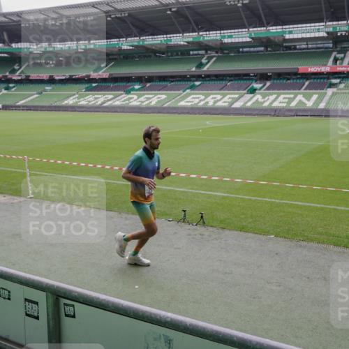 05.10.2025 - 20. swb-Marathon Bremen Michael Burmester http://msf.ph/oto/9266739 05.10.2025 12:28:46 Laufen im Stadion 62, 733, 940, 1249, 1688, 2179, 258, 593, 1249, 1303, 1668 meine-sportfotos.de