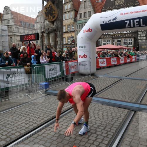 05.10.2025 - 20. swb-Marathon Bremen Yannick Fuchs http://msf.ph/oto/9266744 05.10.2025 12:08:56 Ziel 408 meine-sportfotos.de