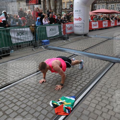 05.10.2025 - 20. swb-Marathon Bremen Yannick Fuchs http://msf.ph/oto/9266755 05.10.2025 12:08:57 Ziel 408 meine-sportfotos.de