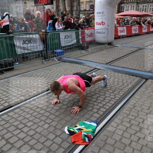 05.10.2025 - 20. swb-Marathon Bremen Yannick Fuchs http://msf.ph/oto/9266760 05.10.2025 12:08:57 Ziel 408 meine-sportfotos.de
