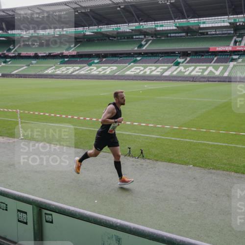 05.10.2025 - 20. swb-Marathon Bremen Michael Burmester http://msf.ph/oto/9266764 05.10.2025 12:28:54 Laufen im Stadion 62, 733, 940, 1688, 2179, 593, 1249, 1668 meine-sportfotos.de