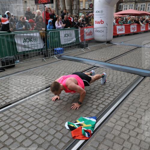 05.10.2025 - 20. swb-Marathon Bremen Yannick Fuchs http://msf.ph/oto/9266768 05.10.2025 12:08:57 Ziel 408 meine-sportfotos.de