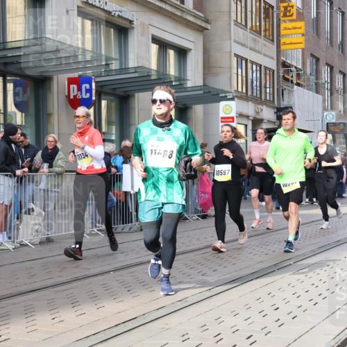 05.10.2025 - 20. swb-Marathon Bremen Strokosch-Dieckow http://msf.ph/oto/9266778 05.10.2025 11:05:40 Ziel 7777, 9355, 9438, 9786, 9907, 9931, 10081, 10095, 10100, 10101, 10192, 10249, 10462, 10587, 10597, 10619, 10623, 10848, 11134, 11231, 11296, 11425, 11455, 11468, 11525, 7777, 9355, 9438, 9786, 9907, 9931, 10081, 10095, 10100, 10101, 10192, 10249, 10462, 10587, 10597, 10619, 10623, 10848, 11134, 11425, 11455, 11468 meine-sportfotos.de