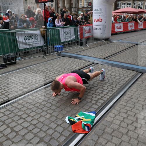 05.10.2025 - 20. swb-Marathon Bremen Yannick Fuchs http://msf.ph/oto/9266779 05.10.2025 12:08:57 Ziel 408 meine-sportfotos.de