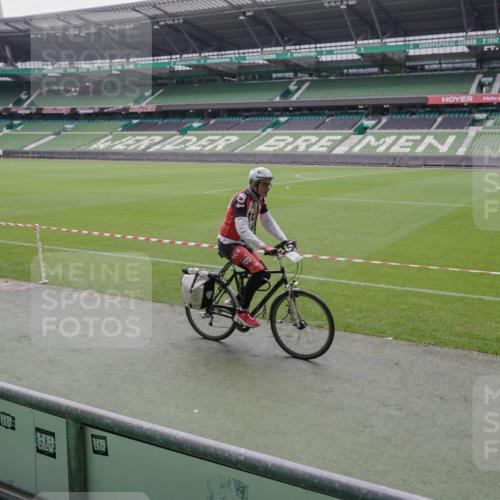 05.10.2025 - 20. swb-Marathon Bremen Michael Burmester http://msf.ph/oto/9266783 05.10.2025 12:29:06 Laufen im Stadion 18, 62, 632, 733, 742, 871, 940, 1688, 2179, 2253, 1249 meine-sportfotos.de
