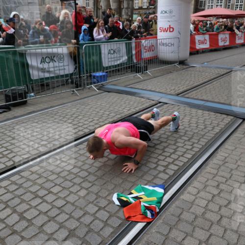 05.10.2025 - 20. swb-Marathon Bremen Yannick Fuchs http://msf.ph/oto/9266786 05.10.2025 12:08:57 Ziel 408 meine-sportfotos.de