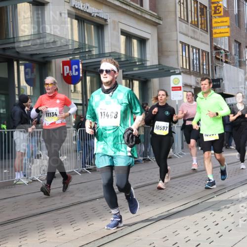 05.10.2025 - 20. swb-Marathon Bremen Strokosch-Dieckow http://msf.ph/oto/9266791 05.10.2025 11:05:40 Ziel 7777, 9355, 9438, 9786, 9907, 9931, 10081, 10095, 10100, 10101, 10192, 10249, 10462, 10587, 10597, 10619, 10623, 10848, 11134, 11231, 11296, 11425, 11455, 11468, 11525, 7777, 9355, 9438, 9786, 9907, 9931, 10081, 10095, 10100, 10101, 10192, 10249, 10462, 10587, 10597, 10619, 10623, 10848, 11134, 11425, 11455, 11468 meine-sportfotos.de