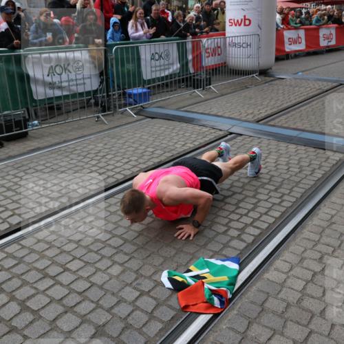 05.10.2025 - 20. swb-Marathon Bremen Yannick Fuchs http://msf.ph/oto/9266795 05.10.2025 12:08:57 Ziel 408 meine-sportfotos.de