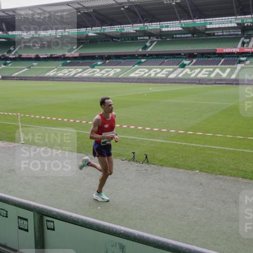 05.10.2025 - 20. swb-Marathon Bremen Michael Burmester http://msf.ph/oto/9266801 05.10.2025 12:29:07 Laufen im Stadion 18, 62, 632, 733, 742, 871, 940, 1688, 2179, 2253 meine-sportfotos.de