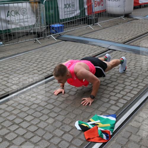 05.10.2025 - 20. swb-Marathon Bremen Yannick Fuchs http://msf.ph/oto/9266806 05.10.2025 12:08:58 Ziel 408 meine-sportfotos.de