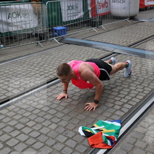 05.10.2025 - 20. swb-Marathon Bremen Yannick Fuchs http://msf.ph/oto/9266827 05.10.2025 12:08:58 Ziel 408 meine-sportfotos.de