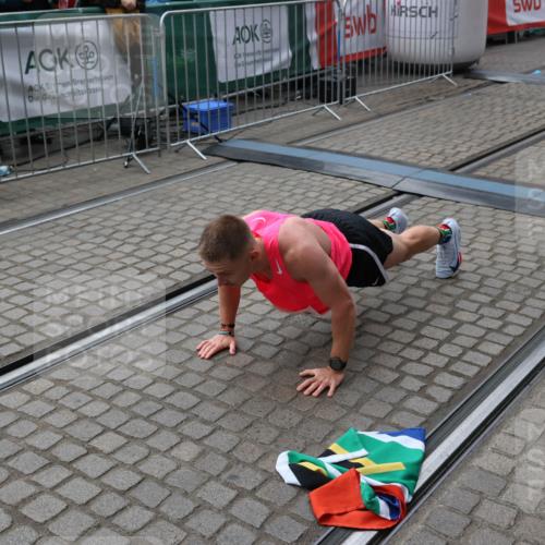 05.10.2025 - 20. swb-Marathon Bremen Yannick Fuchs http://msf.ph/oto/9266835 05.10.2025 12:08:58 Ziel 408 meine-sportfotos.de