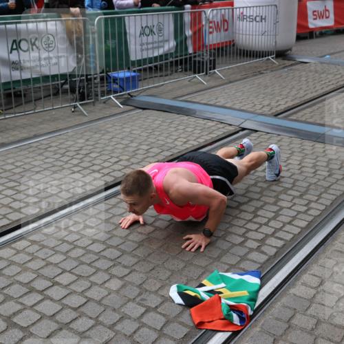 05.10.2025 - 20. swb-Marathon Bremen Yannick Fuchs http://msf.ph/oto/9266843 05.10.2025 12:08:58 Ziel 408 meine-sportfotos.de